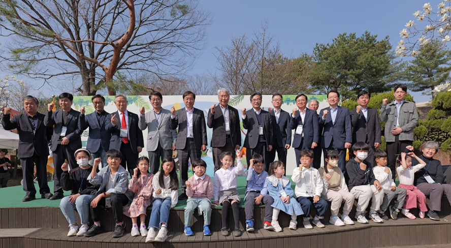 Group photo with recognition certificate